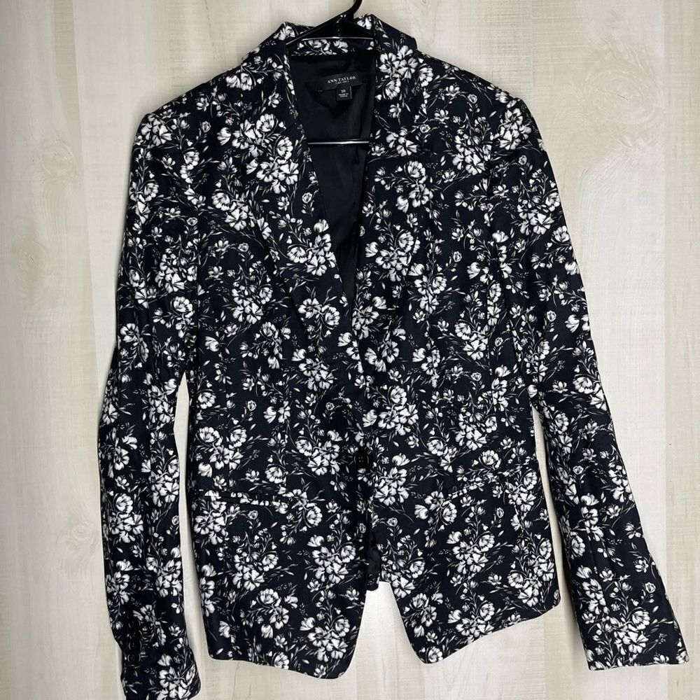 Ann Taylor black and white floral blazer one button, size 10